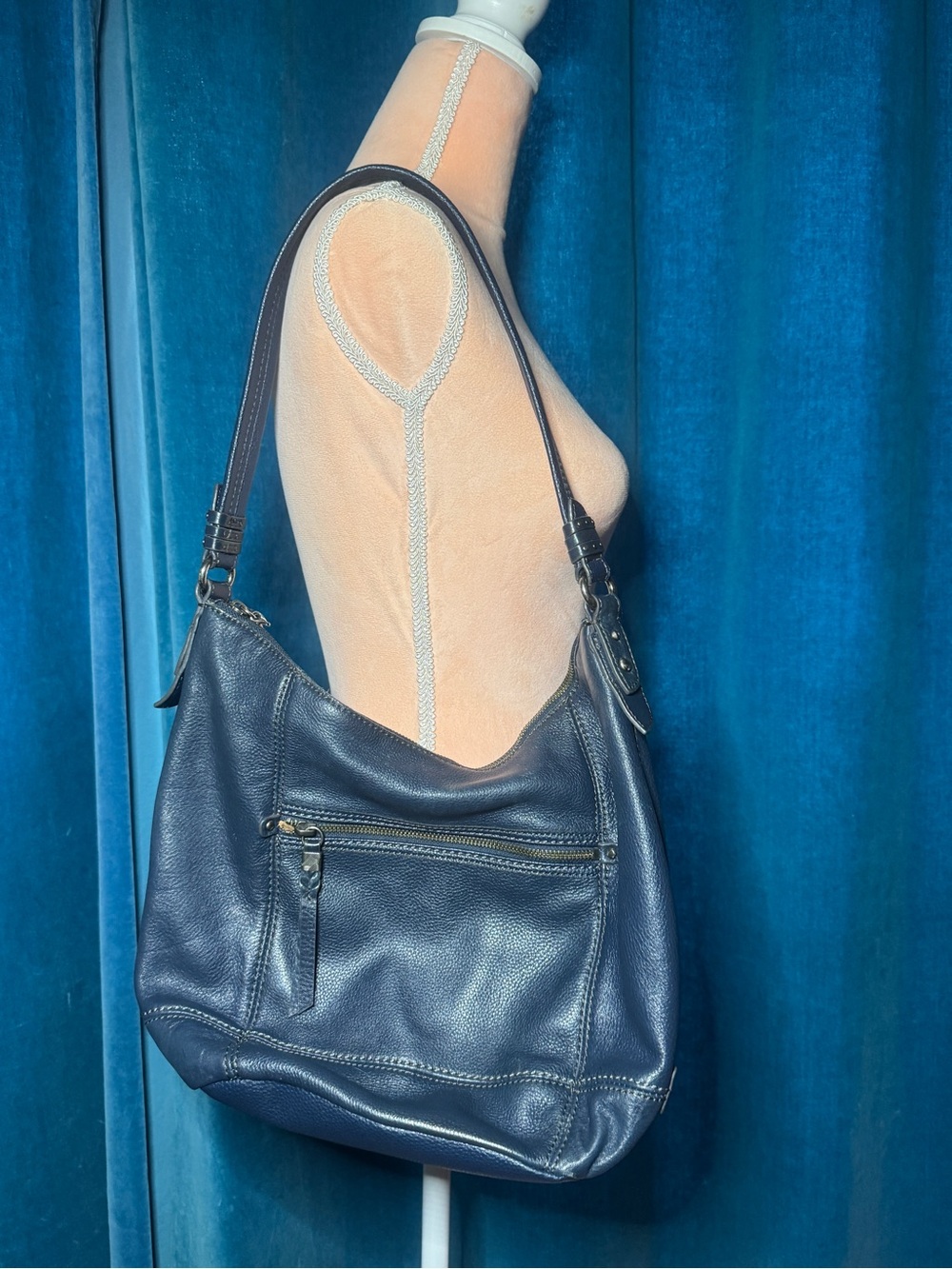 The Sak Classic Navy Leather Shoulder Bag - Stylish Everyday Carry